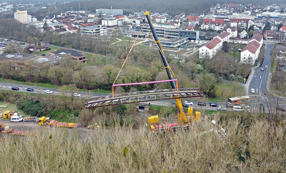 Das Bauwerk wird nun vor Ort zerlegt.