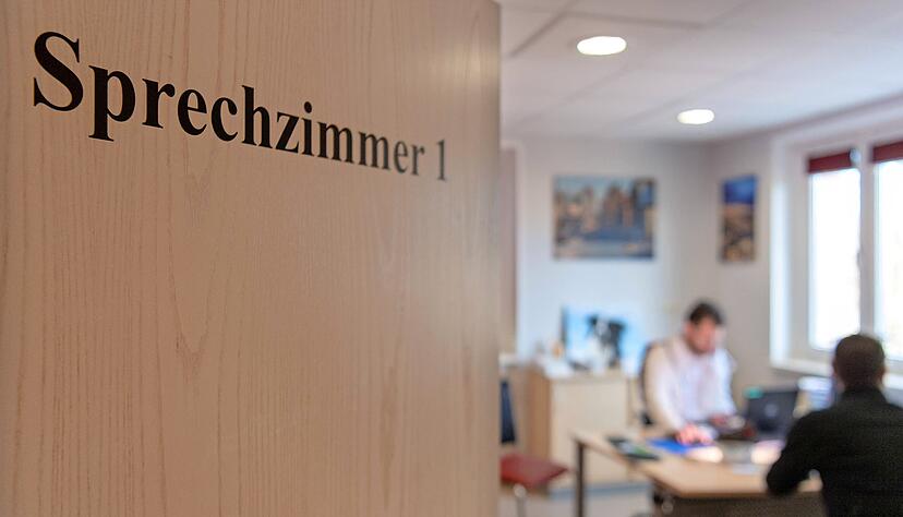 In der Hausarztpraxis muss das Personal keine Maske mehr tragen. Für Besucher bleibt es in Baden-Württemberg bis auf weiteres bei der FFP2-Maske.
Foto: dpa In der Hausarztpraxis muss das Personal keine Maske mehr tragen. Für Besucher bleibt es in Baden-Württemberg bis auf weiteres bei der FFP2-Maske.
Foto: dpa