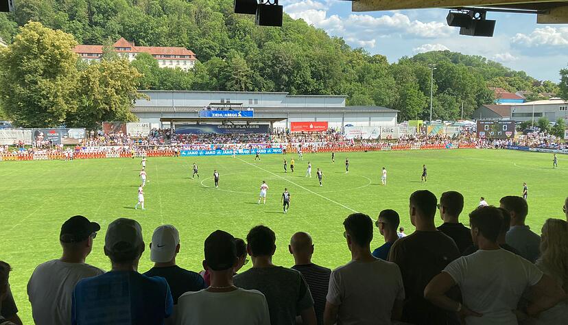 Viel los war im Haller Sportpark beim Besuch des VfB. Viel los war im Haller Sportpark beim Besuch des VfB.