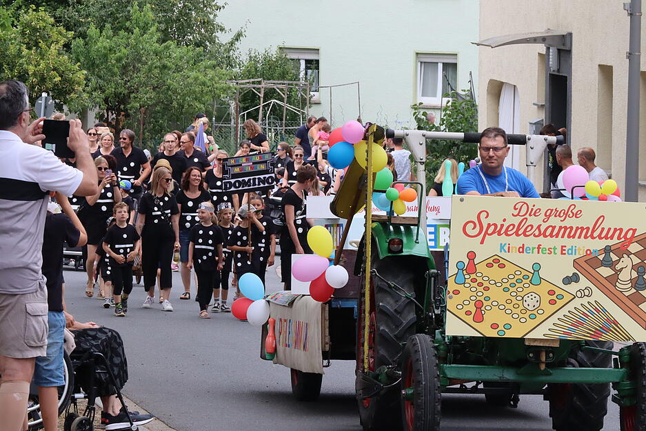 Rund 555 Teilnehmende ziehen in fantasievollen Kostümen beim Umzug durch den Ort Buchenbach. Rund 555 Teilnehmende ziehen in fantasievollen Kostümen beim Umzug durch den Ort Buchenbach.