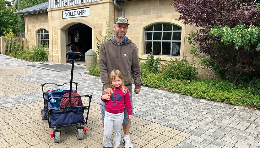 Daniel S. und seine vierj&auml;hrige Tochter sind gro&szlig;e Fans von Tripsdrill. Mehrmals im Jahr fahren sie extra aus T&uuml;bingen hierher.