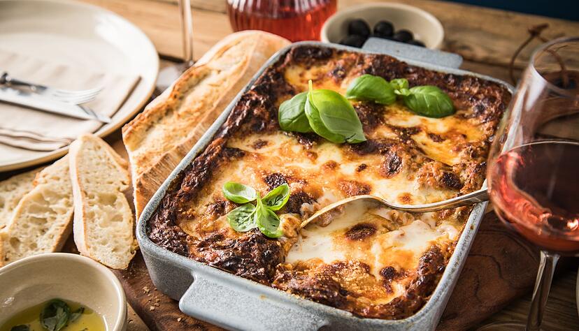Eine Lasagne schmeckt noch einmal so gut, wenn man die Nudelplatten dafür selbst hergestellt hat Eine Lasagne schmeckt noch einmal so gut, wenn man die Nudelplatten dafür selbst hergestellt hat