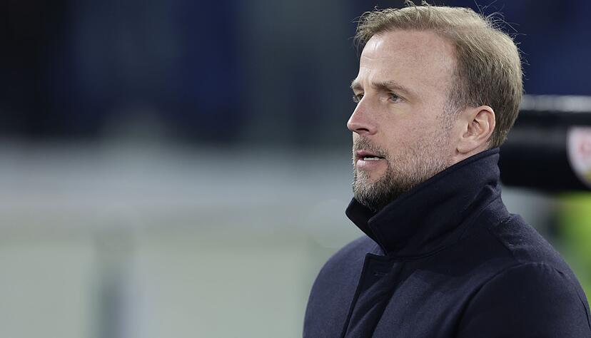 VfB-Trainer Sebastian Hoeneß sah, wie der VfB in Hälfte eins in Rückstand geriet. VfB-Trainer Sebastian Hoeneß sah, wie der VfB in Hälfte eins in Rückstand geriet.