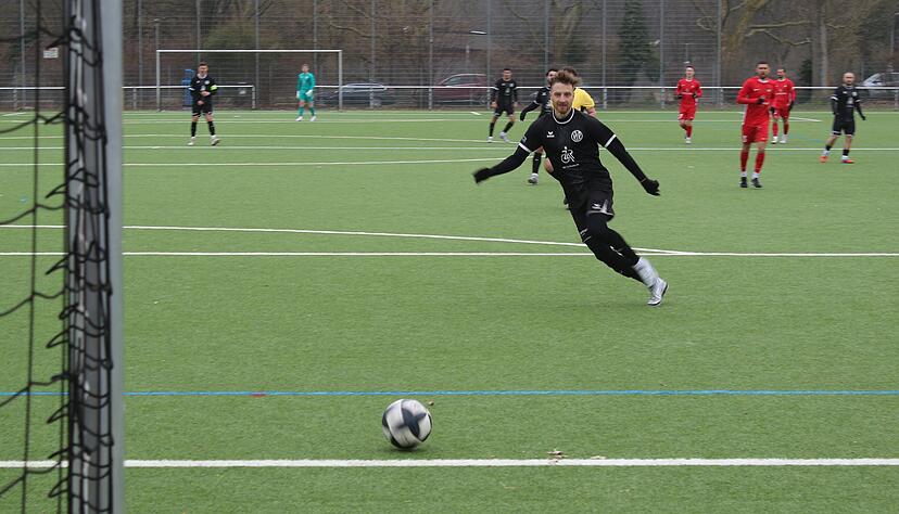 Julian Schiffmann trifft f&uuml;r den VfR Heilbronn im Testspiel gegen die SG Sonnenhof Gro&szlig;aspach doppelt.