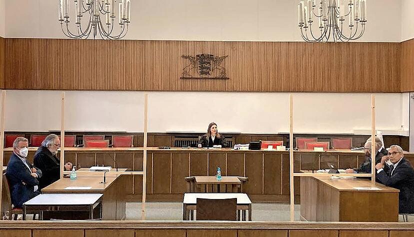 Die Spielerberater Karlheinz Förster (links) und Murat Lokurlu (re.) am Dienstag im Landgericht Mosbach, in der Mitte Richterin Melanie Lippert. 
Foto: Florian Huber