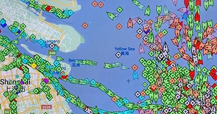 Der Stau an Frachtschiffen vor Schanghai macht der Wirtschaft weltweit zu schaffen. Verlierer k&ouml;nnten auch die Chinesen sein, sch&auml;tzt der VDMA.
Foto: dpa