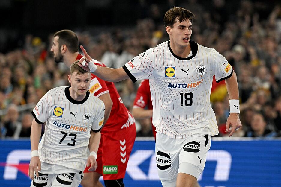 Julian Köster (r) und das DHB-Team feierten einen erfolgreichen Auftakt in die Heim-EM.