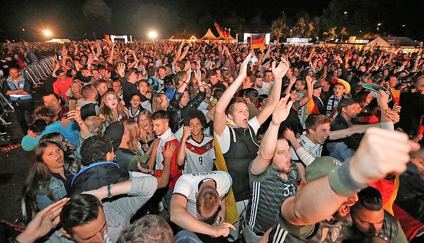Stadionstimmung auf der Theresienwiese wie bei der Europameisterschaft 2016 wird es bei der EM im eigenen Land in diesem Jahr nicht geben. Stadionstimmung auf der Theresienwiese wie bei der Europameisterschaft 2016 wird es bei der EM im eigenen Land in diesem Jahr nicht geben.