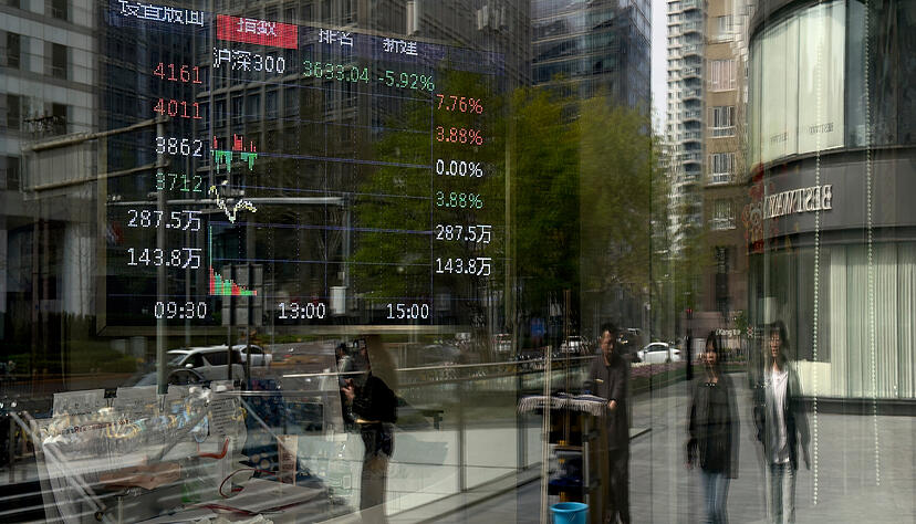 Eine elektronische Anzeigetafel zeigt den chinesischen Aktienindex. In Reaktion auf die Zollpolitik der USA zeigte die Börse in China im frühen Handel deutliche Verluste.