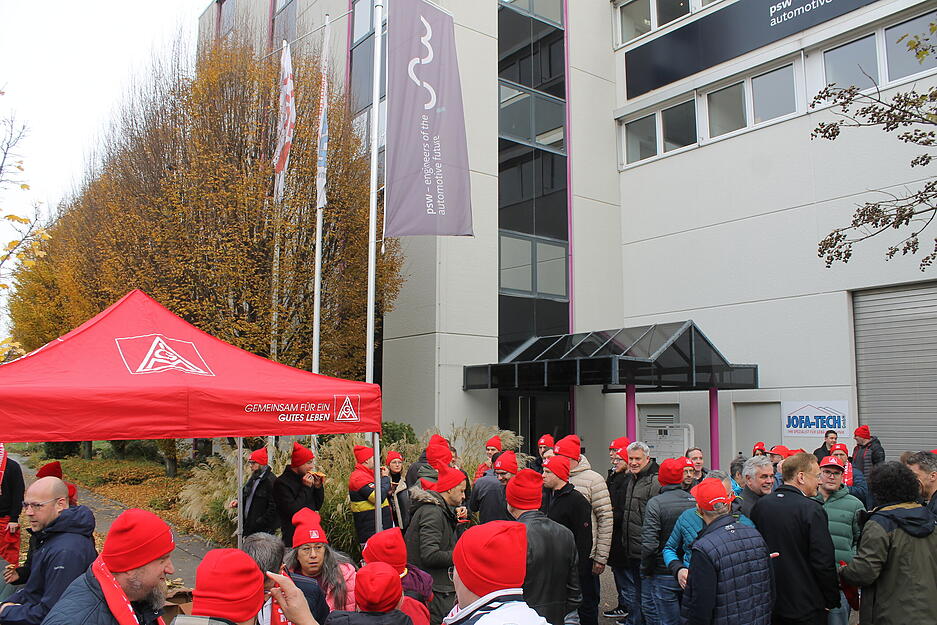 Die Belegschaft fordert transparente Informationen zur weiteren Entwicklung. Die Belegschaft fordert transparente Informationen zur weiteren Entwicklung.