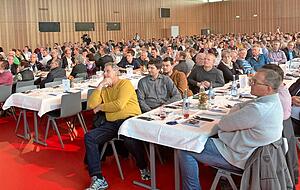 Mit &uuml;ber 350 Landwirten und Vertretern der Volks- und Raiffeisenbanken war das Carmen-W&uuml;rth-Forum gut gef&uuml;llt.
Fotos: Yvonne Tscherwitschke