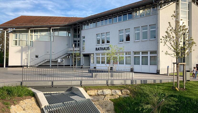 Wer zieht als n&auml;chster B&uuml;rgermeister in Rathaus Massenbachhausen im Zentrum der neugestalteten gr&uuml;nen Ortsmitte? Nico Morast hat unter anderem f&uuml;r die Freilegung des Gie&szlig;grabens gesorgt.