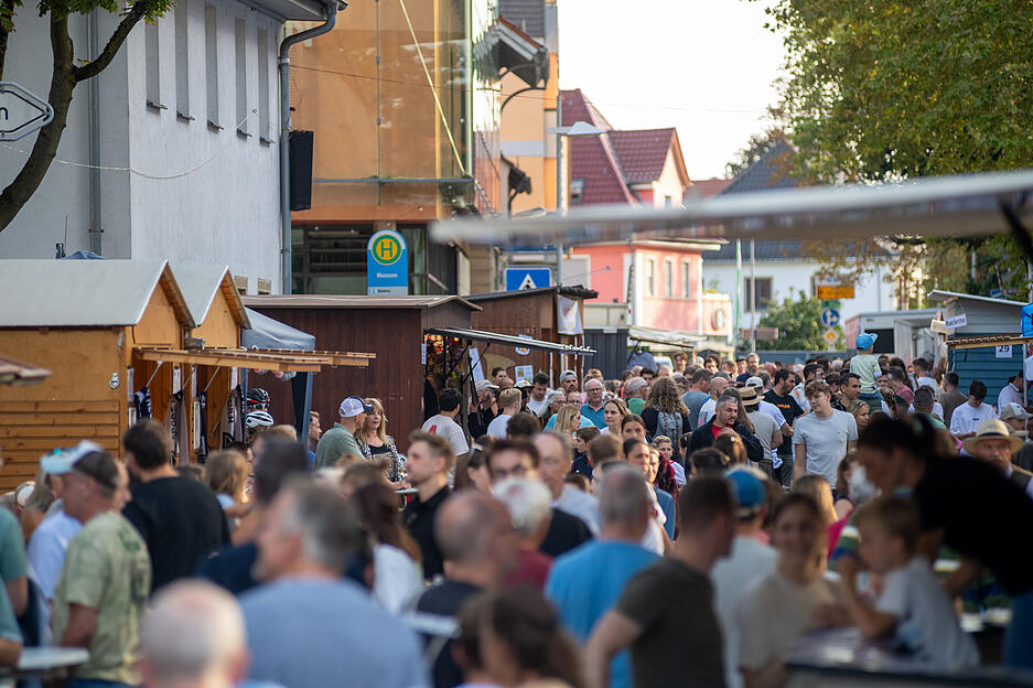 Die Bewirtungshütten liegen beim Neckarsulmer Ganzhornfest wieder fest in Vereins-Hand: Bratwürste, Hackbraten und Steaks gibt es frisch vom Grill. Neben diesen Klassikern präsentieren die Vereine Spezialitäten, vegetarische Leckerbissen und alkoholfreie Angebote.
