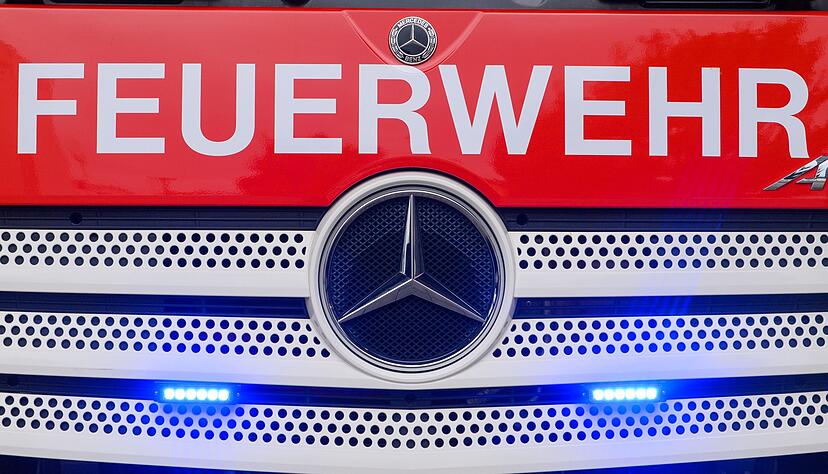 In zwei W&auml;lder im S&uuml;dwesten musste die Feuerwehr mit gro&szlig;em Aufgebot ausr&uuml;cken. (Symbolbild)