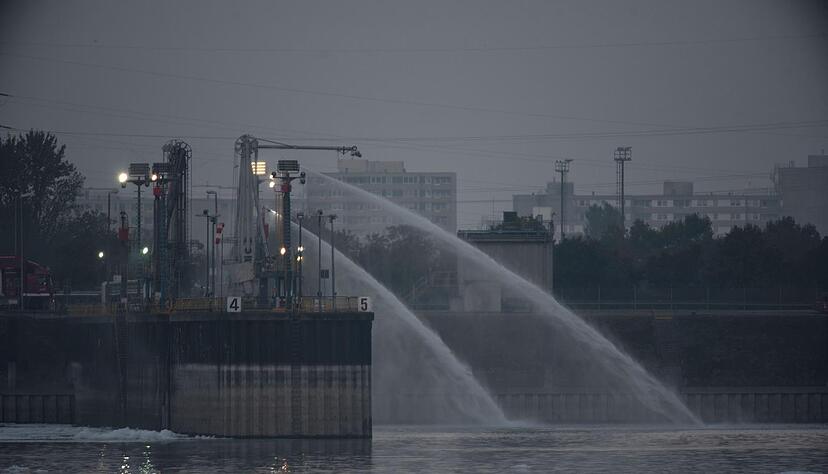 Die Unglücksstelle auf dem Werksgelände der BASF in Ludwigshafen am Morgen nach der schweren Explosion. Einsatzkräfte von Werks- und Berufsfeuerwehr sind mit Kühl- und Sicherungsmaßnahmen beschäftigt. Foto: dpa Die Unglücksstelle auf dem Werksgelände der BASF in Ludwigshafen am Morgen nach der schweren Explosion. Einsatzkräfte von Werks- und Berufsfeuerwehr sind mit Kühl- und Sicherungsmaßnahmen beschäftigt. Foto: dpa