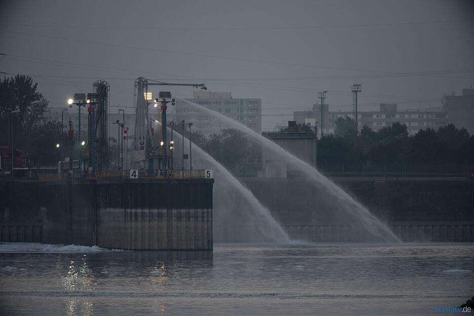 Die Ungl&uuml;cksstelle auf dem Werksgel&auml;nde der BASF in Ludwigshafen am Morgen nach der schweren Explosion. Einsatzkr&auml;fte von Werks- und Berufsfeuerwehr sind mit K&uuml;hl- und Sicherungsma&szlig;nahmen besch&auml;ftigt. Foto: dpa