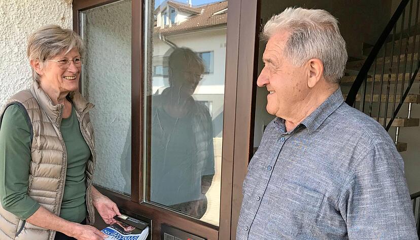 Luise Knöll holt die Heilbronner Stimme aus dem Briefkasten. 45 Jahre lang hat sie, teils mit ihrem Mann Heinz, die Zeitung selbst ausgetragen. Foto: Friedrich Luise Knöll holt die Heilbronner Stimme aus dem Briefkasten. 45 Jahre lang hat sie, teils mit ihrem Mann Heinz, die Zeitung selbst ausgetragen. Foto: Friedrich