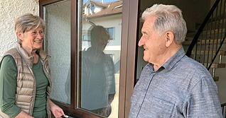Luise Knöll holt die Heilbronner Stimme aus dem Briefkasten. 45 Jahre lang hat sie, teils mit ihrem Mann Heinz, die Zeitung selbst ausgetragen. Foto: Friedrich Luise Knöll holt die Heilbronner Stimme aus dem Briefkasten. 45 Jahre lang hat sie, teils mit ihrem Mann Heinz, die Zeitung selbst ausgetragen. Foto: Friedrich