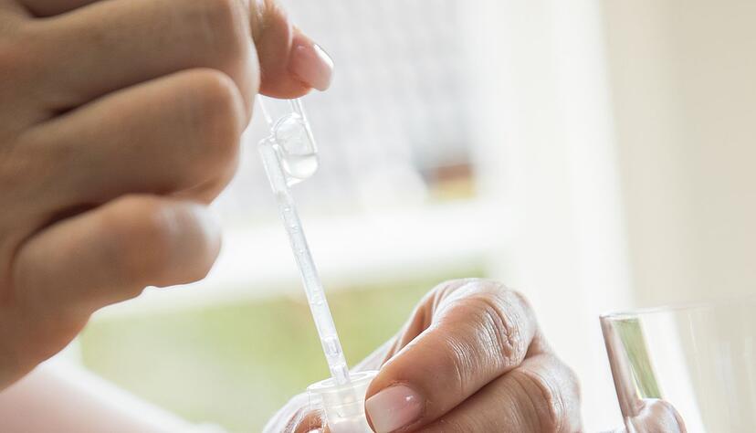 Was verraten K&ouml;rperfl&uuml;ssigkeiten wie Speichel &uuml;ber meine Gesundheit? So mancher geht dem mit Hormon-Selbsttests nach.
