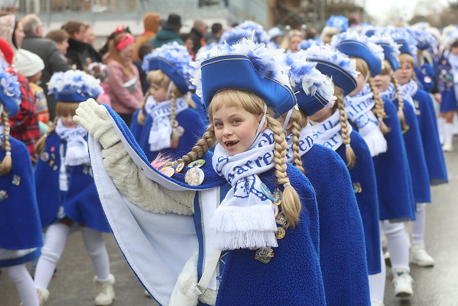 Knapp drei Stunden zogen die Gruppen durch Ellhofen. Knapp drei Stunden zogen die Gruppen durch Ellhofen.