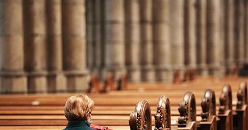 Die beiden gro&szlig;en Kirchen haben im vergangenen Jahr wieder viele Mitglieder verloren (Archivbild).