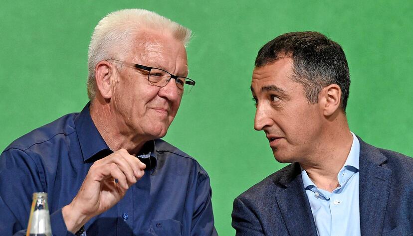 Cem Özdemir (Grüne, rechts ) ist als möglicher Nachfolger für Ministerpräsident Winfried Kretschmann im Gespräch. Foto: dpa Cem Özdemir (Grüne, rechts ) ist als möglicher Nachfolger für Ministerpräsident Winfried Kretschmann im Gespräch. Foto: dpa