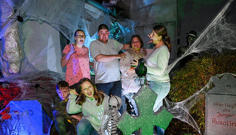 Nina-Heike Korn (ganz rechts) zusammen mit ihrer Schwester Carolin Waschke (zweite von rechts). Tochter Josie Korn (links), Volker Korn (zweiter von links), Lukas Waschke (vorne links) und Linda Waschke (vorne rechts) freuen sich auf den bevorstehenden Gruselspaß. Nina-Heike Korn (ganz rechts) zusammen mit ihrer Schwester Carolin Waschke (zweite von rechts). Tochter Josie Korn (links), Volker Korn (zweiter von links), Lukas Waschke (vorne links) und Linda Waschke (vorne rechts) freuen sich auf den bevorstehenden Gruselspaß.