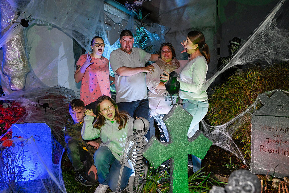 Nina-Heike Korn (ganz rechts) zusammen mit ihrer Schwester Carolin Waschke (zweite von rechts). Tochter Josie Korn (links), Volker Korn (zweiter von links), Lukas Waschke (vorne links) und Linda Waschke (vorne rechts) freuen sich auf den  bevorstehenden Gruselspa&szlig;.
