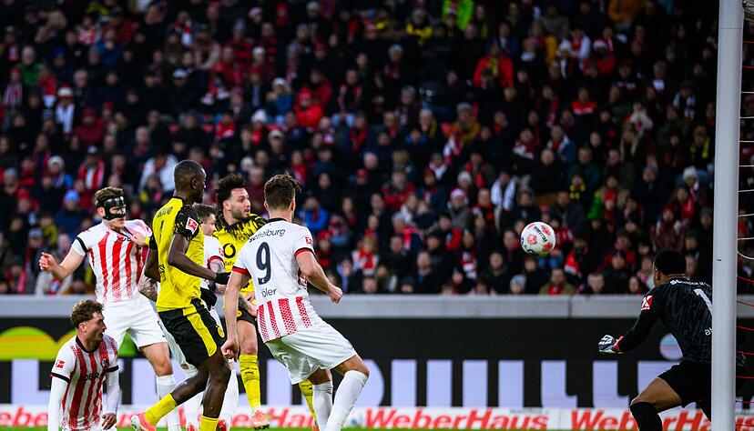 Im Nachsetzen: Ramy Bensebaini &uuml;berwindet Noah Atubolu (r.).