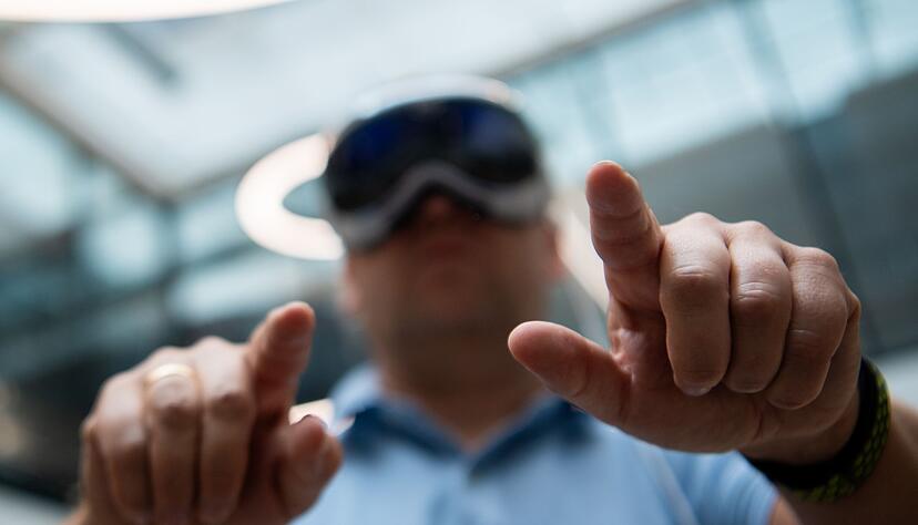 So sieht es aus, wenn man die virtuelle Tastatur der Vision Pro nutzt. In der Brille sieht man, wie sich der Knopf ver&auml;ndert, wenn man ihn dr&uuml;ckt, dazu gibt es auch einen Klick-Sound.