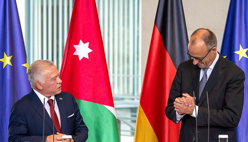 Die Bundeswehr hat nach Angaben von Kanzler Friedrich Merz zwei Transportflugzeuge nach Jordanien geschickt, die dann Hilfsg&uuml;ter &uuml;ber dem Gazastreifen abwerfen sollen