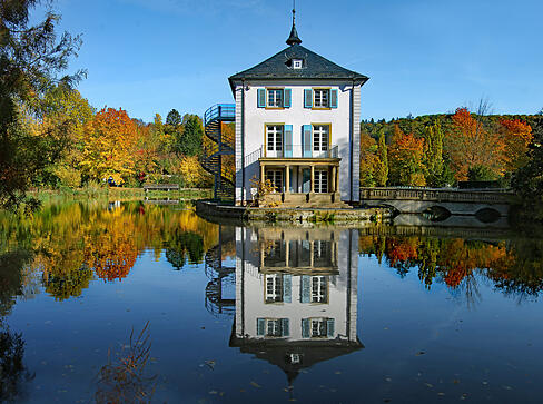 Fast schon märchenhaft liegt es da: das Schlösschen am Trappensee. Hier können sogar Hochzeiten gefeiert werden.