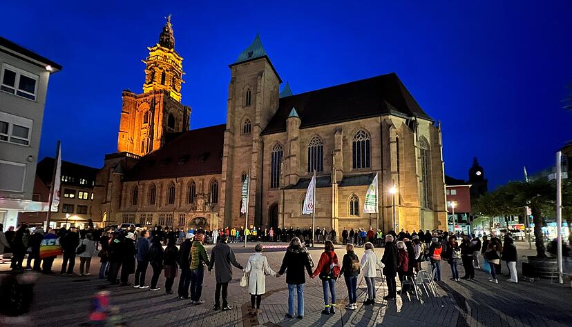 Anlässlich des Krieges in Israel hat es am Montagabend eine Aktion in Heilbronn gegeben. Am Kiliansplatz bedachten 250 Menschen den weltweiten Kriegsopfern.