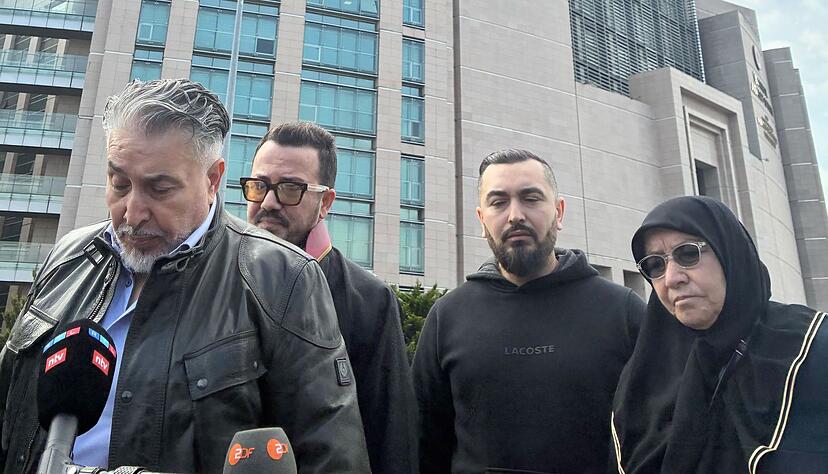 Die Hinterbliebenen der vierk&ouml;pfigen Familie erhoffen sich ein hohes Strafma&szlig; f&uuml;r die Angeklagten.