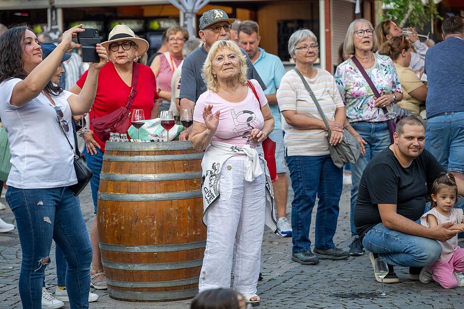 Spätsommerliche Temperaturen locken Massen ins Heilbronner Weindorf.