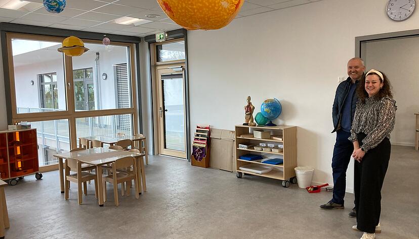 Bürgermeister Ralf Steinbrenner und Kindergarten-Leiterin Luisa Wünsch im Forscherraum. Hier hängen Planeten statt Meerestiere von der Decke. Bürgermeister Ralf Steinbrenner und Kindergarten-Leiterin Luisa Wünsch im Forscherraum. Hier hängen Planeten statt Meerestiere von der Decke.