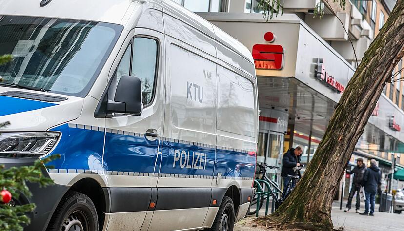 Ein Fahrzeug der Kriminaltechnischen Untersuchung (KTU) der Polizei steht vor der Sparkassenfiliale. Unbekannte T&auml;ter sind durch ein Loch in den Tresorraum des Bankgeb&auml;udes eingebrochen und haben dabei mehrere Wertschlie&szlig;f&auml;cher durchsucht.