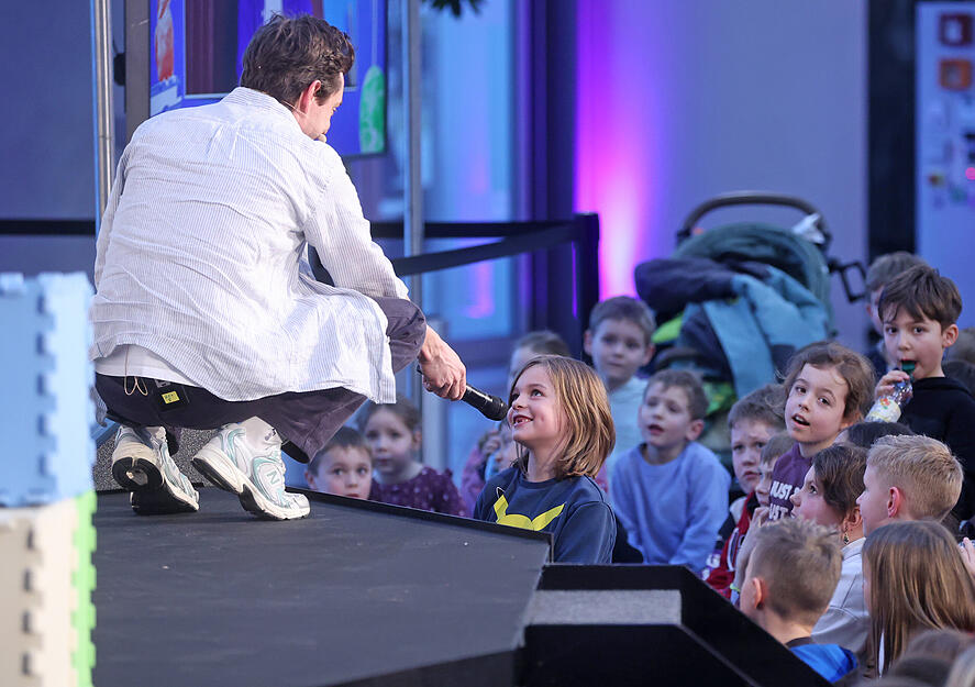 Spielerisch vermittelt Checker Tobi Wissen &uuml;ber Verkehr, Nachhaltigkeit und Zukunftsideen.