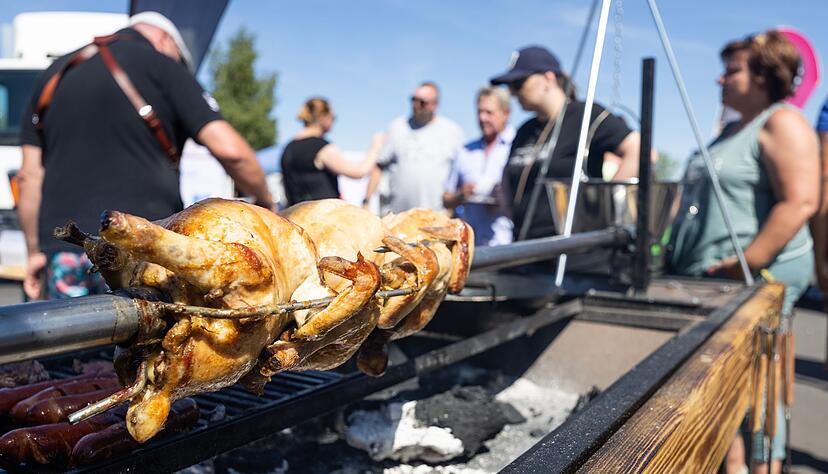 Geflügel dreht sich auf einem Grill während der 25. Deutsche Grill- und BBQ-Meisterschaft.
