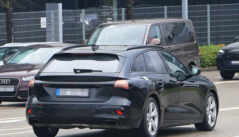 Der neue Audi A5 Avant erstmals mit weniger Tarnung abgelichtet worden. Zu sehen ist, dass der Kombi sportlicher wirkt als das aktuelle Modell, aber die Grundform behutsam weiterentwickelt wird.