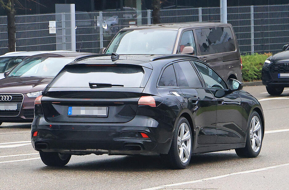 Der neue Audi A5 Avant erstmals mit weniger Tarnung abgelichtet worden. Zu sehen ist, dass der Kombi sportlicher wirkt als das aktuelle Modell, aber die Grundform behutsam weiterentwickelt wird.