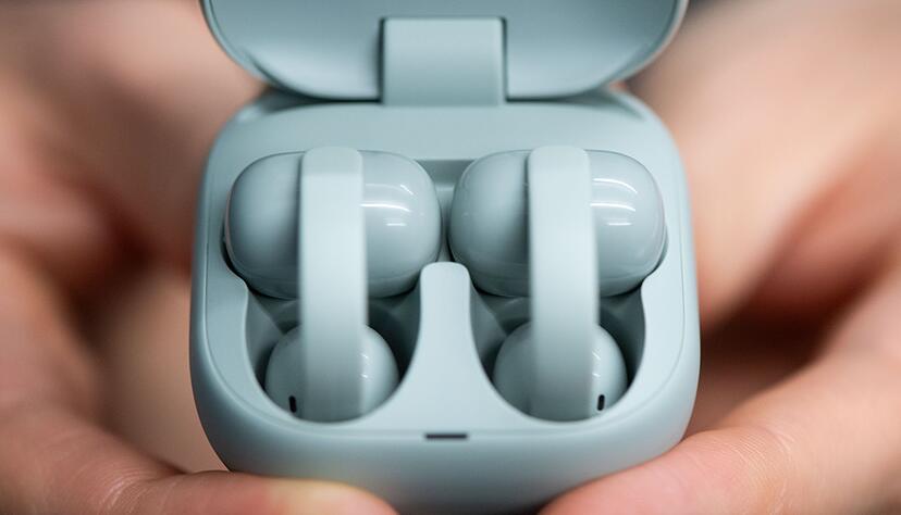 Sonys LinkBuds Clip sehen anders aus als viele andere Kopfh&ouml;rer. Ihre offene Bauweise in zwei Teilen mit Clip ist meist noch ein echter Hingucker.