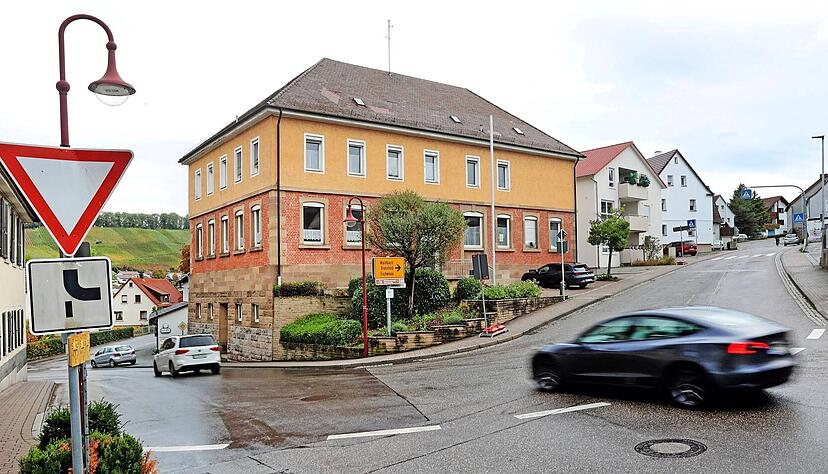 Die Gemeinde Obersulm will die alte Schule, aus der die Musikschule ausgezogen ist, verkaufen. Ein Investor plant neun Wohnungen einzubauen. Platz f&uuml;r die im Bebauungsplan vorgeschriebenen zwei Stellpl&auml;tze pro Wohnung gibt es nicht.
Foto: Ralf Seidel