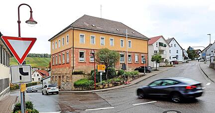 Die Gemeinde Obersulm will die alte Schule, aus der die Musikschule ausgezogen ist, verkaufen. Ein Investor plant neun Wohnungen einzubauen. Platz f&uuml;r die im Bebauungsplan vorgeschriebenen zwei Stellpl&auml;tze pro Wohnung gibt es nicht.
Foto: Ralf Seidel