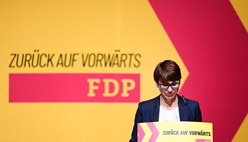 Skudelny wird von Emotionen überwältigt. Skudelny wird von Emotionen überwältigt.