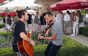Geiger Jan Vajs (rechts) und Gitarrist Marco Floris umrahmten die Abendveranstaltung. Im Garten des Schie&szlig;hauses pr&auml;sentierten Rieslings-Champions, Finalisten und Wein-Villa-Betriebe zuvor 500 G&auml;sten rund 150 Weine.
Fotos: Andreas Veigel