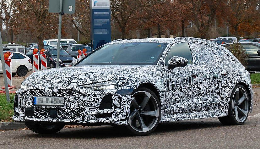 Stark getarnte Prototypen des neuen RS 5 Avant drehen auch in der Region ihre Testrunden. Zum markanten Design kommt ein neues Antriebskonzept.
