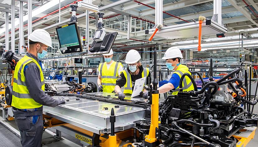 Herzst&uuml;ck eines E-Autos: Der Akku - hier steckt er im Unterboden eines Volkswagens.