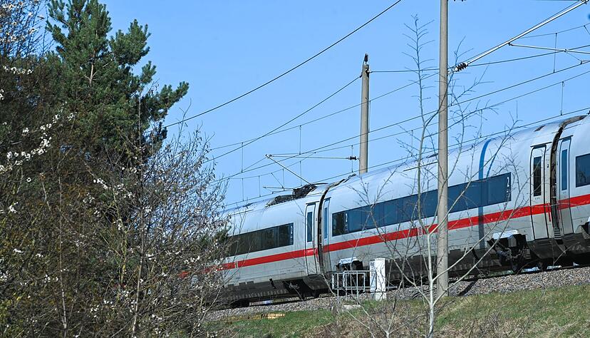 Zwei Menschen sind bei dem Vorfall auf der Strecke Berlin-M&uuml;nchen leicht verletzt worden.