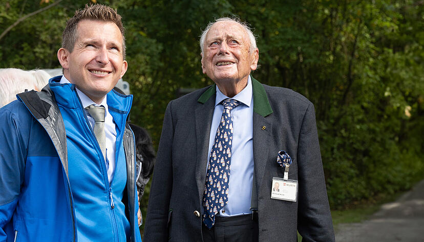 Ihnen gefällt, was sie sehen: Bürgermeister Neumann und Reinhold Würth.